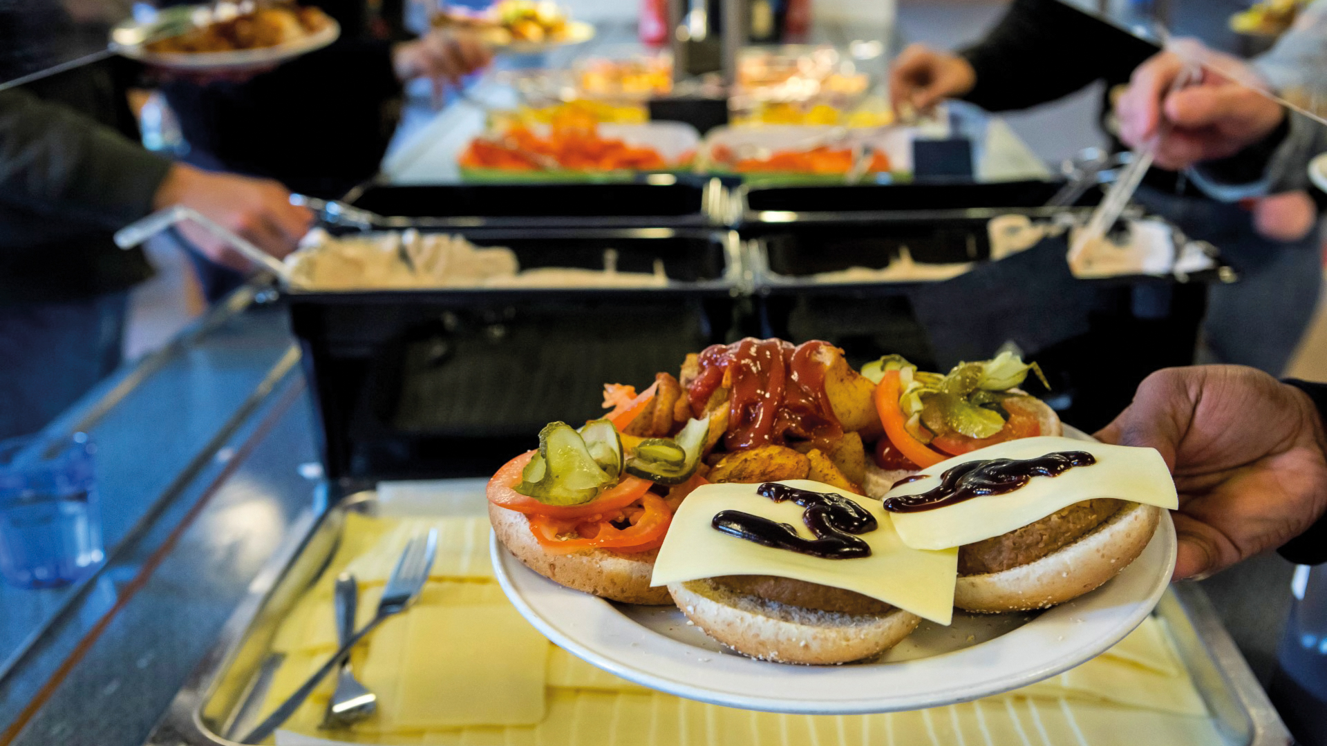 Vegetarisk hamburgare på en tallrik i matsalen